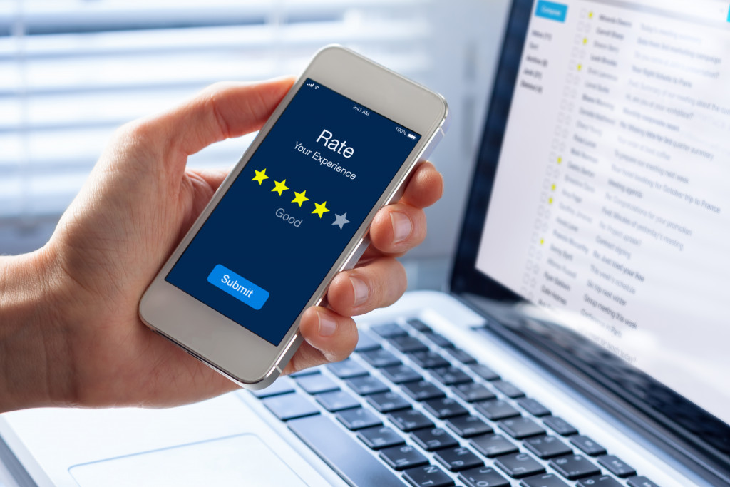 A 4 star rating on a smartphone in front of a laptop